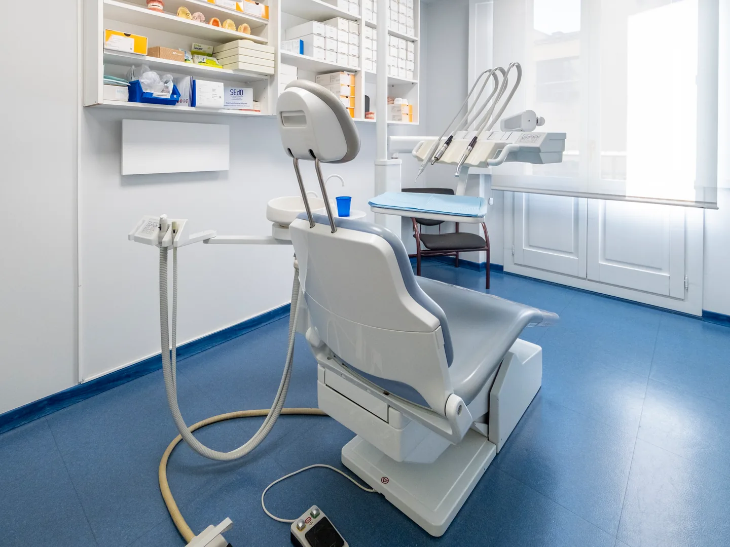 Gabinet buit amb butaca i equipament dental a Lleida