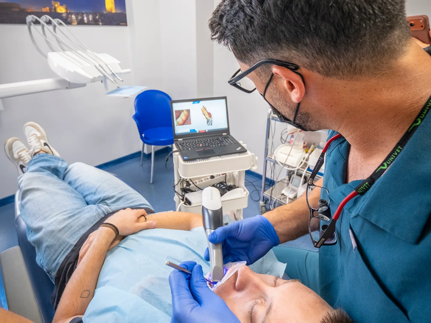 Professional atenent un pacient a la butaca dental de Lleida