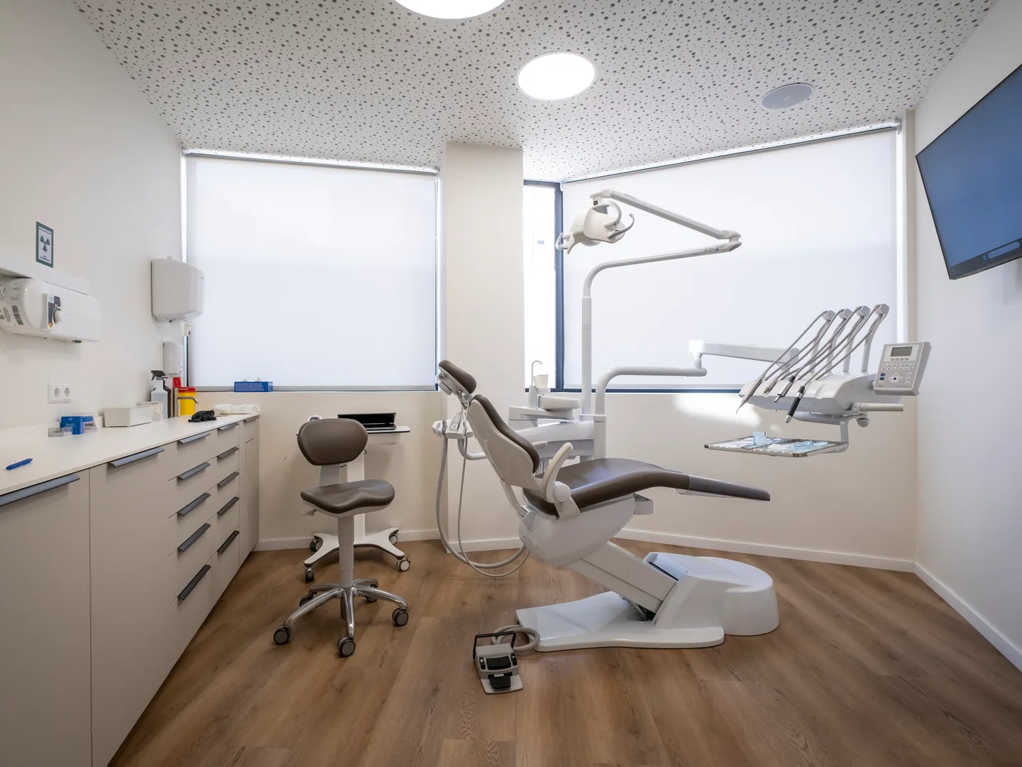 Gabinete vacío con sillón y equipamiento dental en Tremp