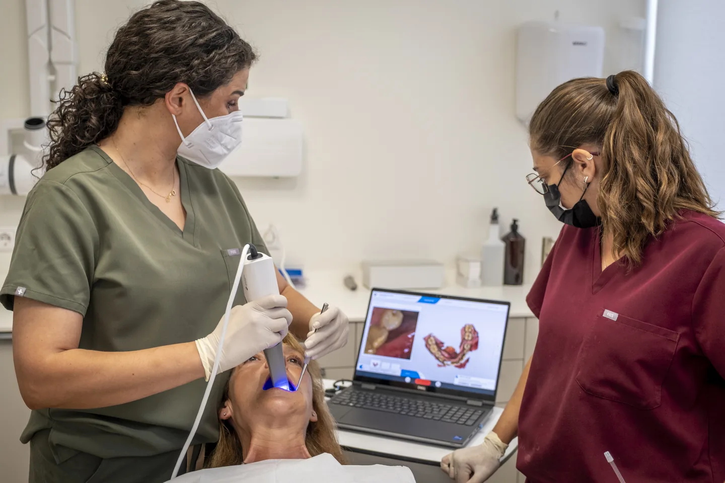 Professionals amb un escàner intraoral i una imatge digital de les dents a Tremp