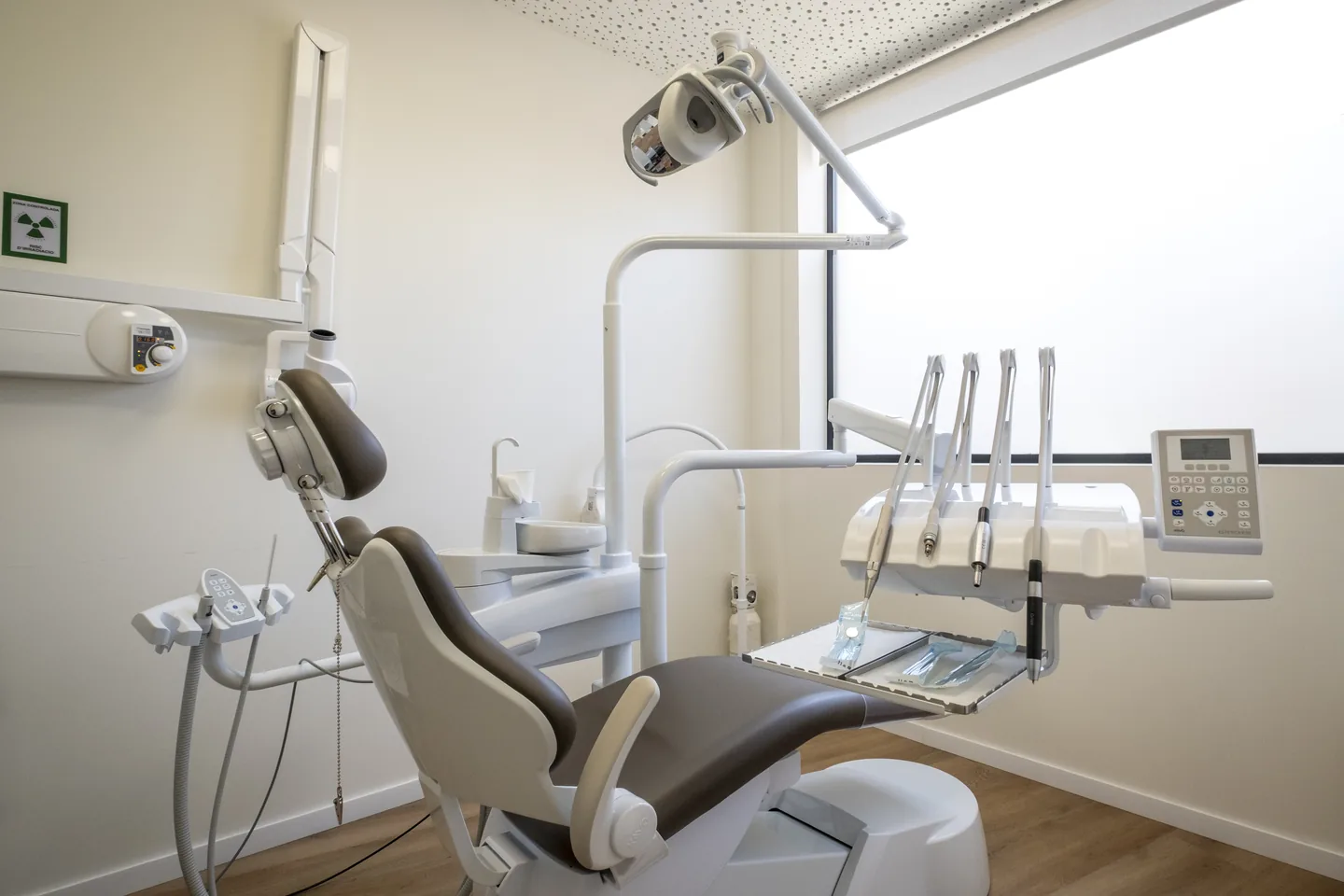 Gabinet dental de Tremp amb butaca, llum i instrumental