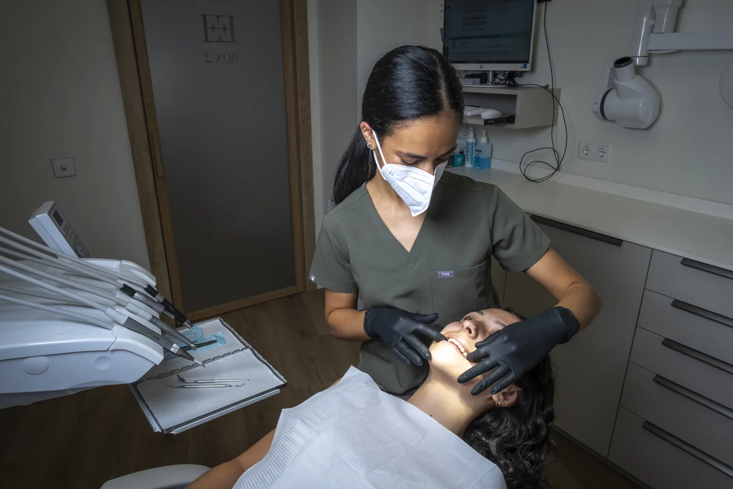 Professional atenent una pacient a la butaca dental de Tremp