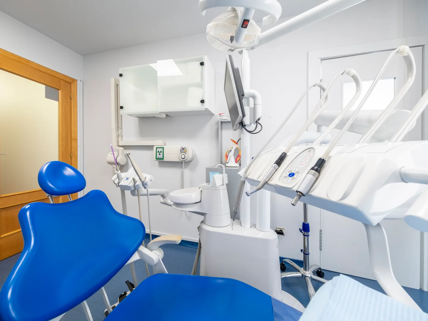 Butaca i equipament dental en un gabinet buit de Lleida