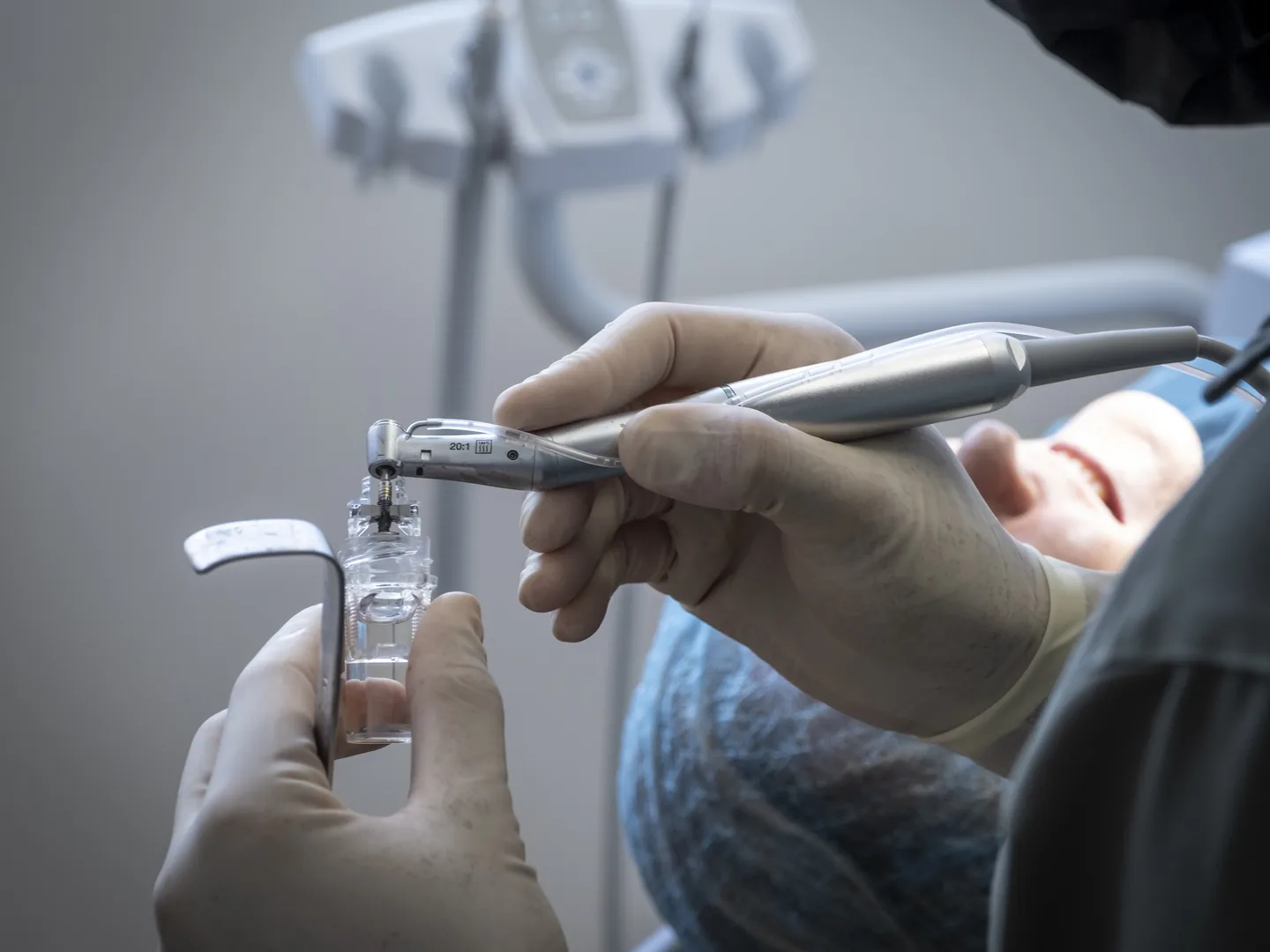 Mans amb guants preparant instrumental dental al gabinet de Tremp