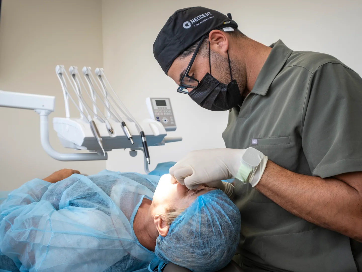 Professional treballant a la boca d’un pacient en un gabinet de Tremp