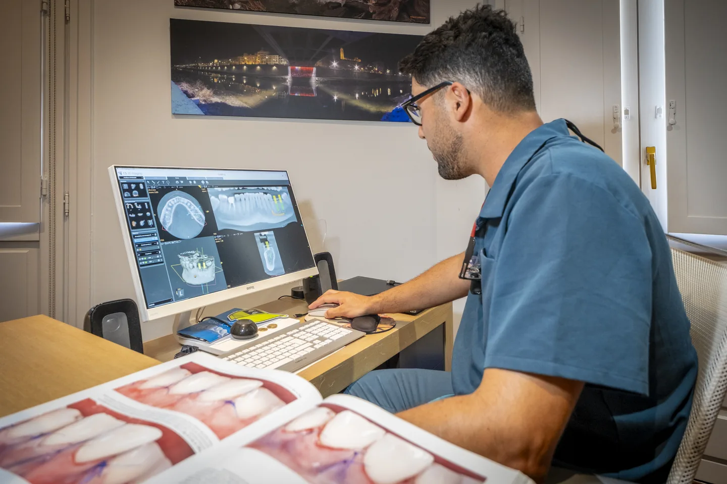 Professional consultant imatges dentals en una pantalla a Carrera, a Lleida