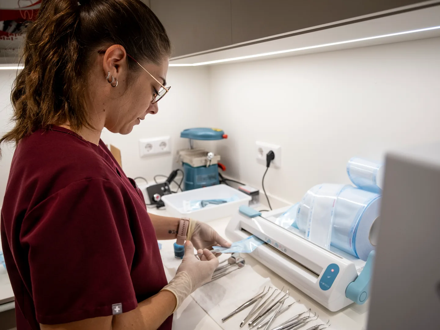 Professional preparant material odontològic al gabinet de Tremp