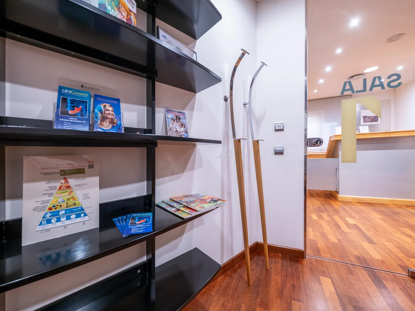 Expositor de material informativo dental en la clínica de Lleida