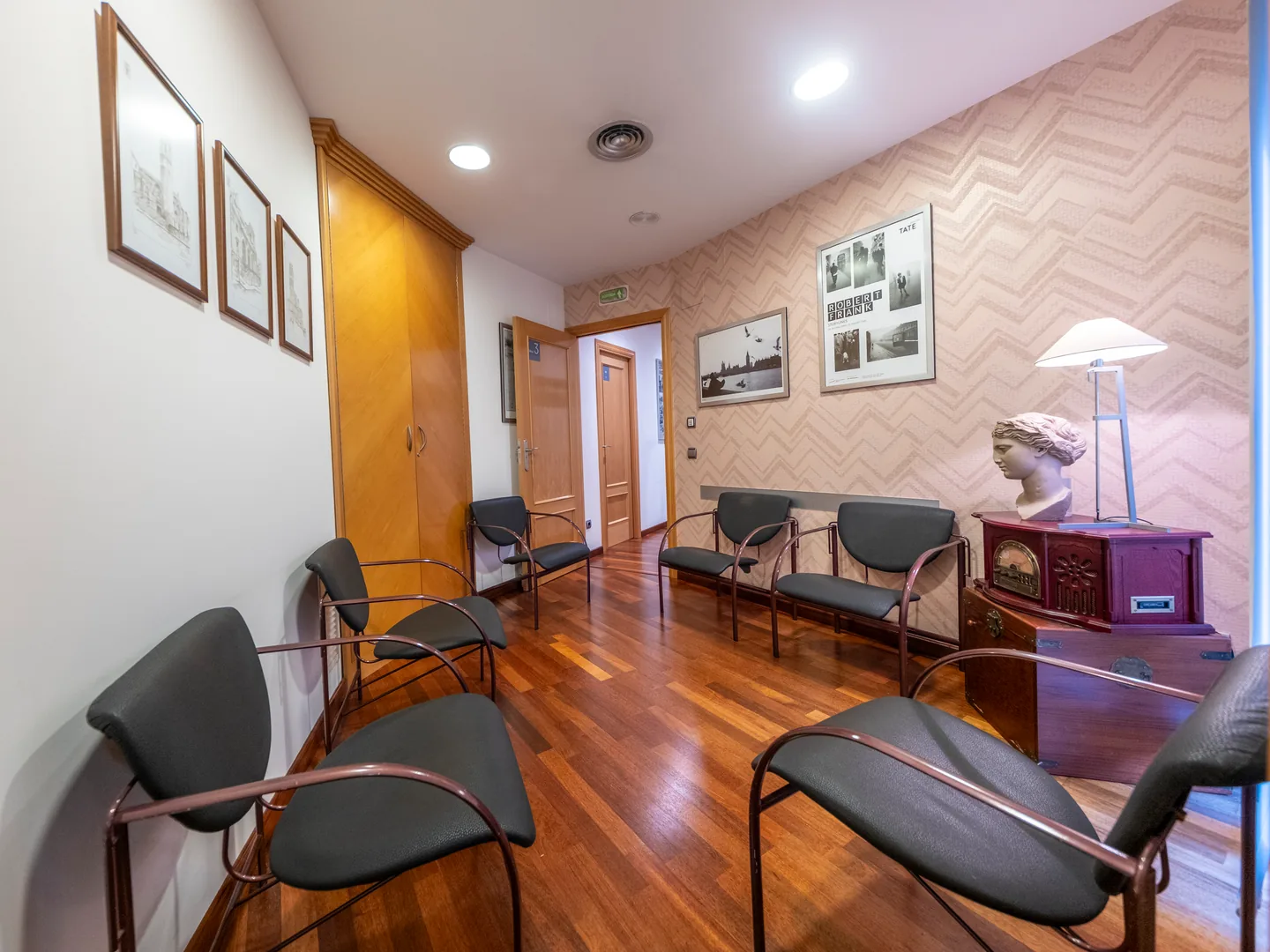 Sala de espera con sillas vacías en la clínica de Lleida