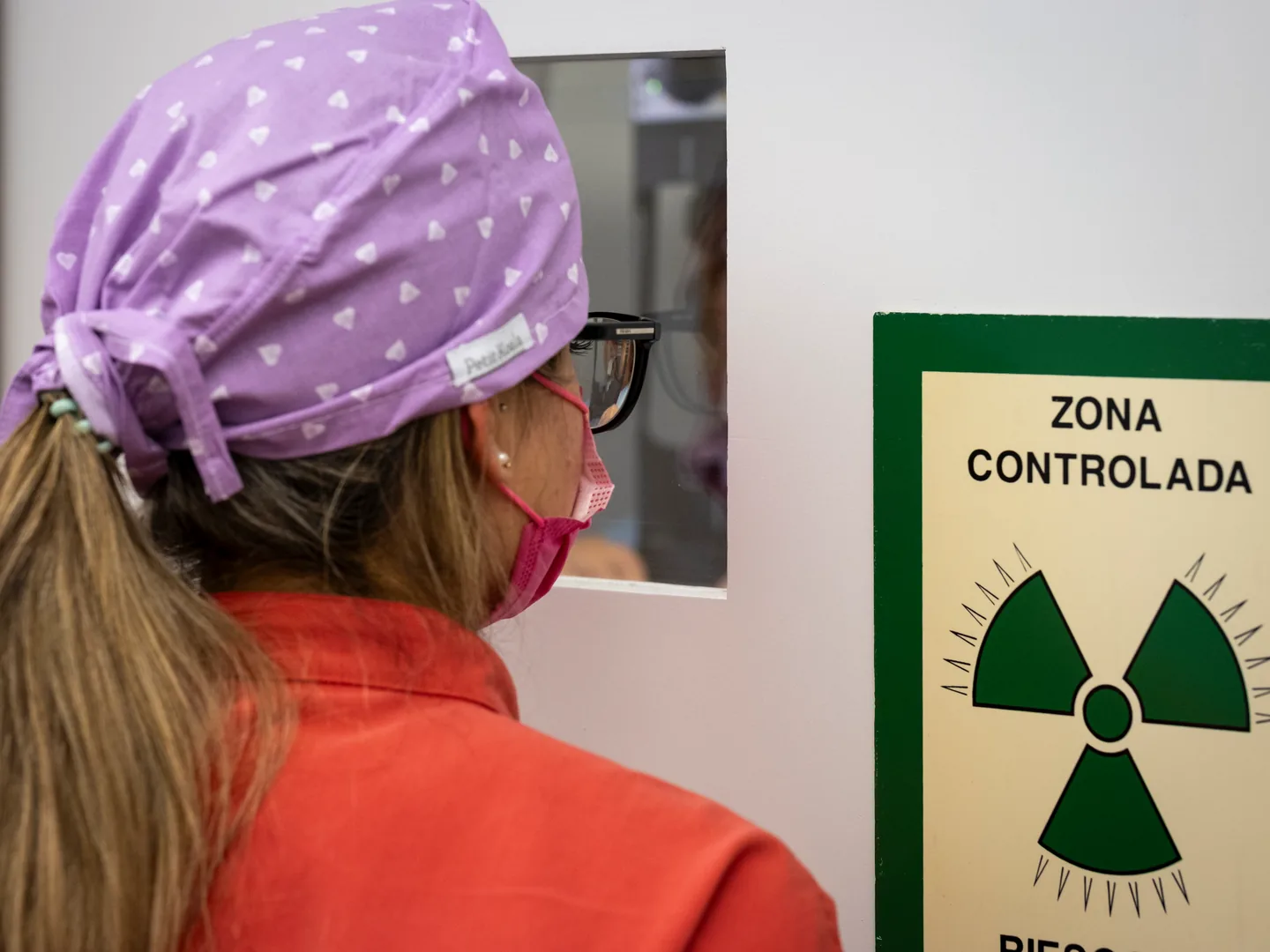 Profesional ante la sala de radiología dental de Lleida
