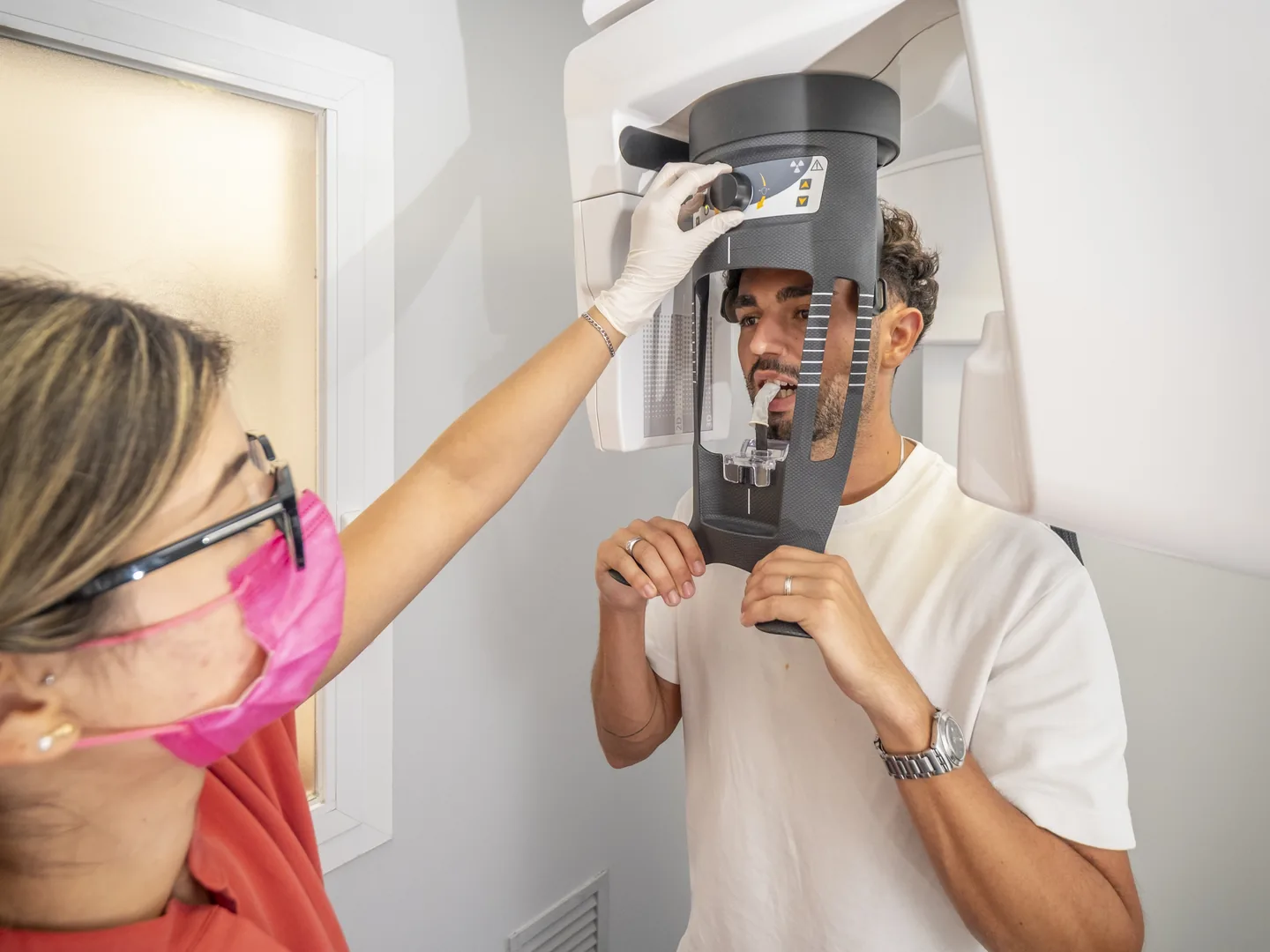 Professional ajustant l’equip de radiologia dental amb un pacient a Lleida