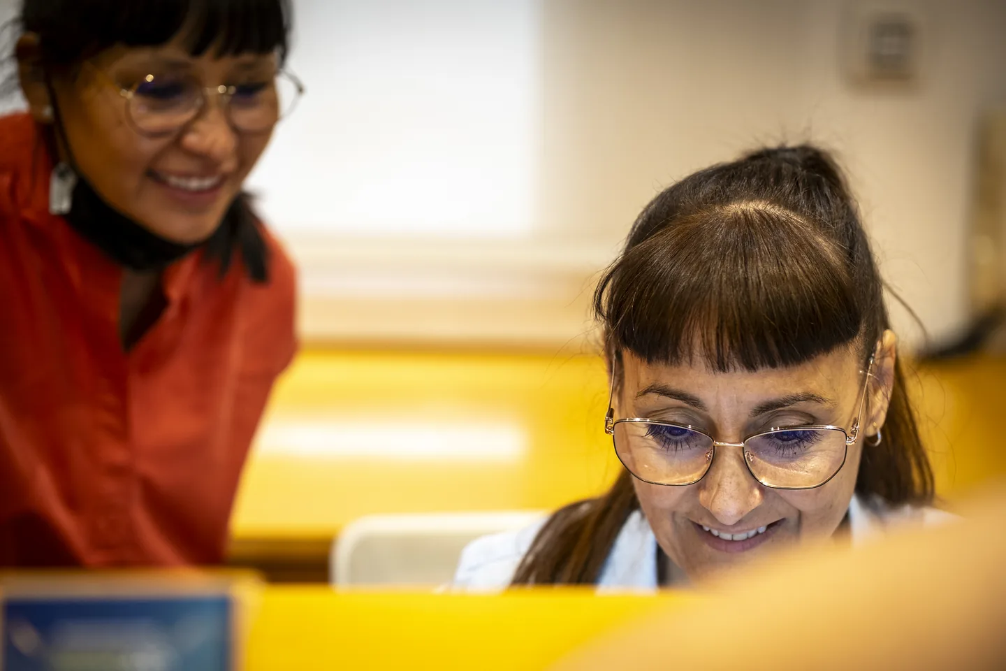 L’equip de recepció davant de l’ordinador a la clínica de Lleida