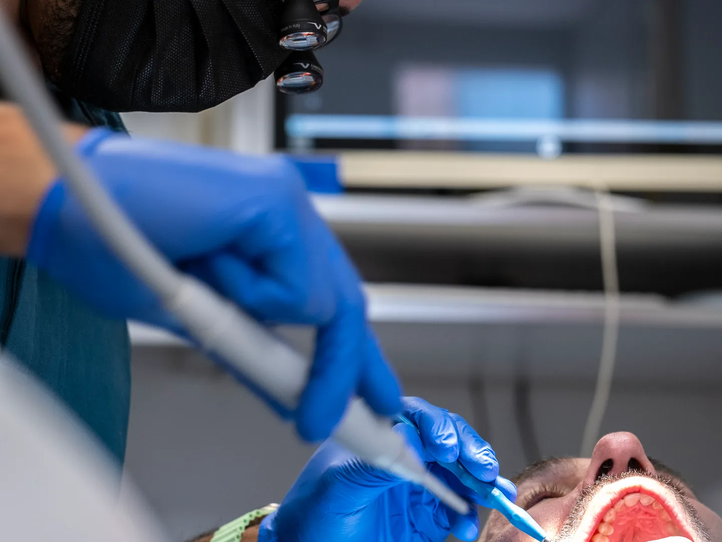 Profesional atendiendo la boca de un paciente en el sillón dental de Lleida