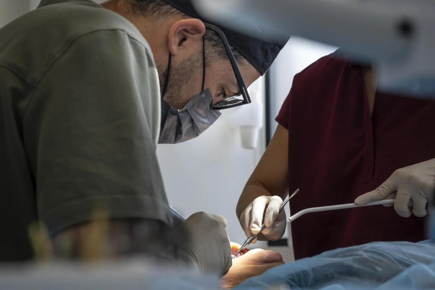 Profesional trabajando con instrumental dental en el gabinete de Tremp