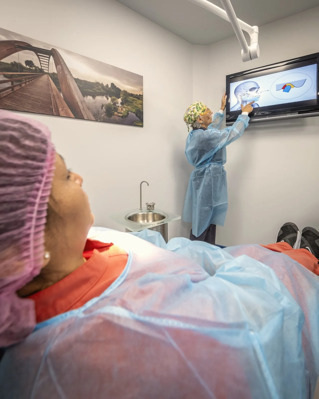 Professional d’Estudi Dental Carrera durant una valoració de la mandíbula