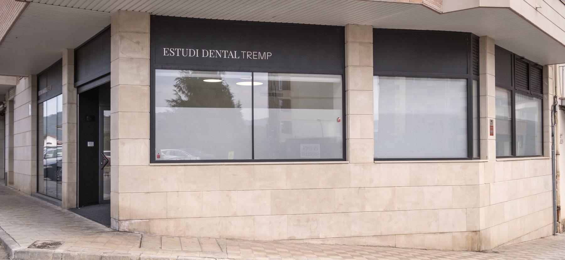 Façana de la clínica de Tremp amb el rètol Estudi Dental Tremp
