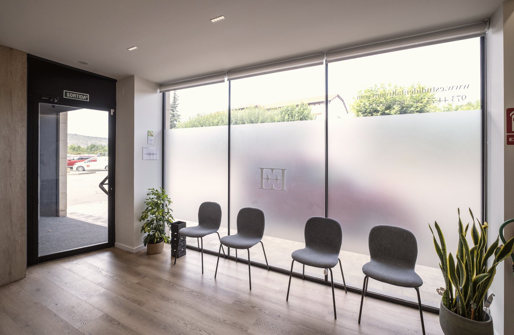 Sala d'espera de la clínica de Tremp amb llum natural