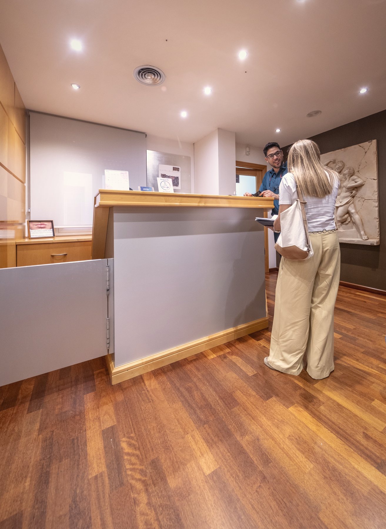 Recepció de la clínica amb terra de fusta càlida