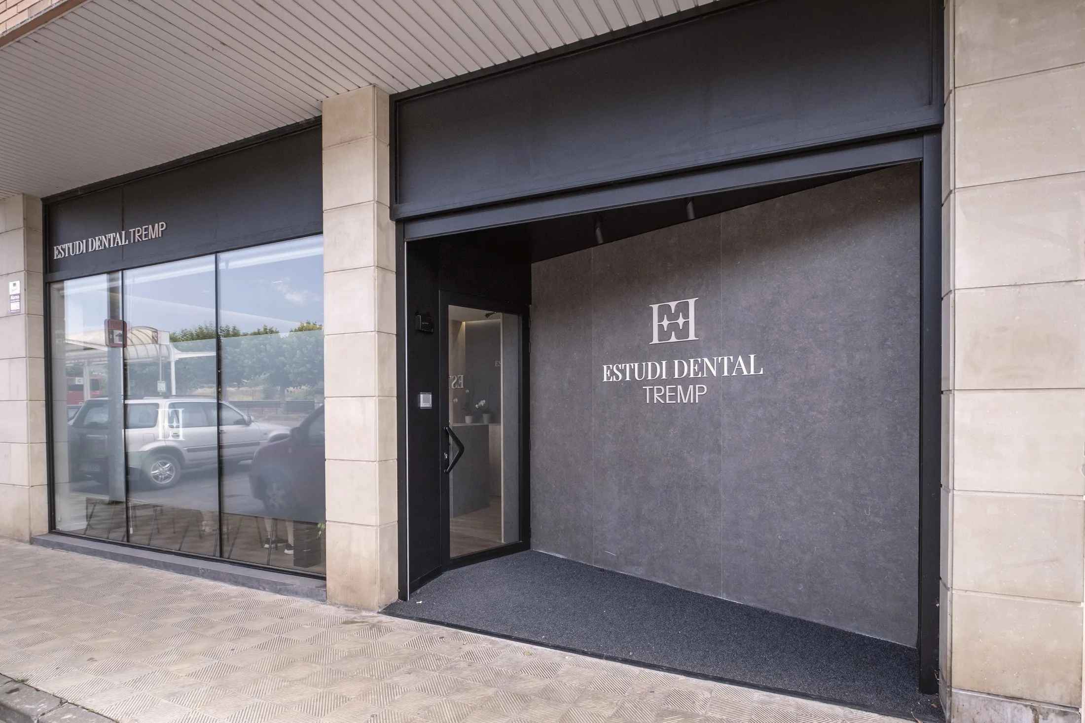 Exterior de la clínica Estudi Dental Carrera a Tremp